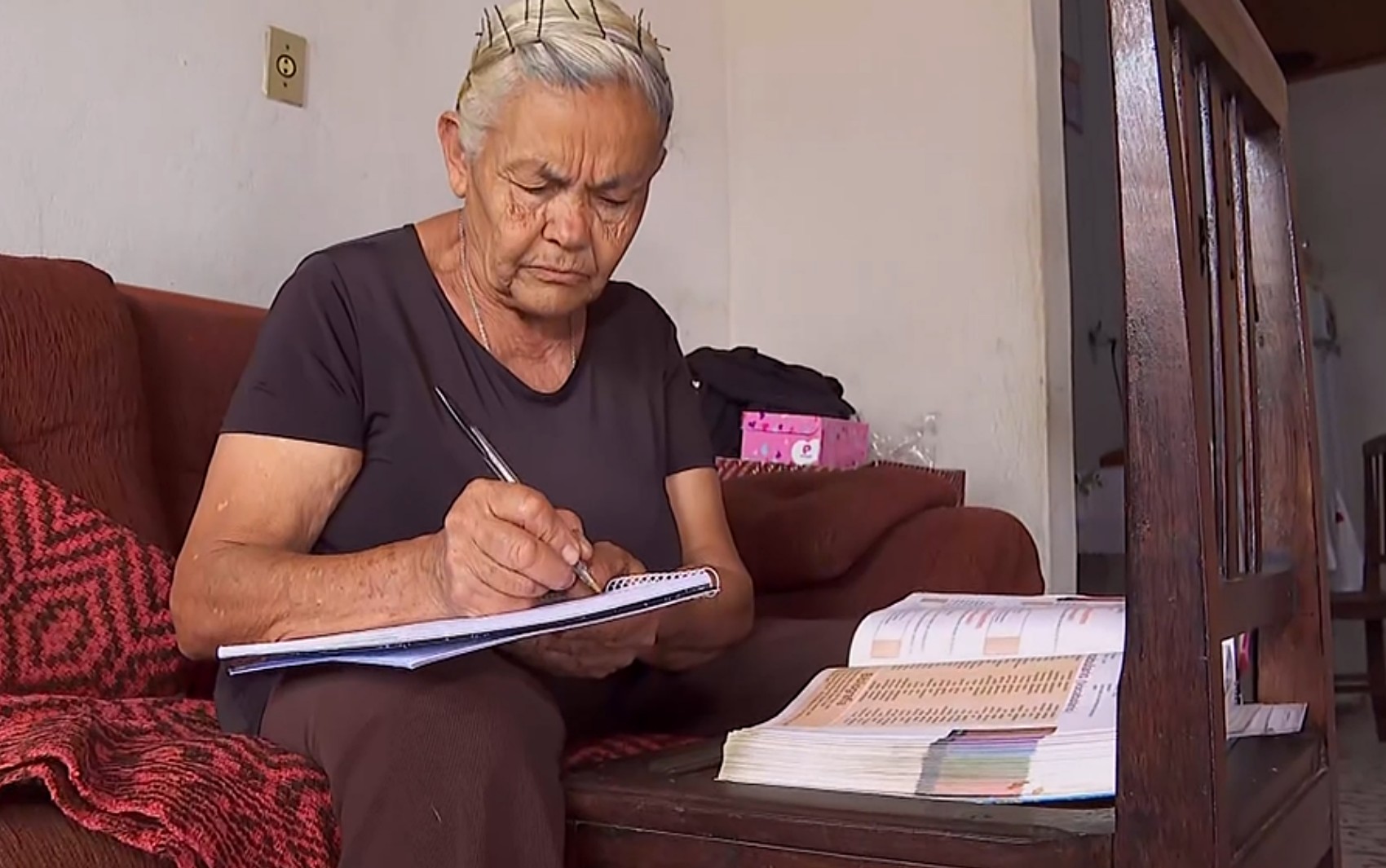 Inspirada por bordão de Ana Maria Braga, aposentada de MG volta aos estudos e se forma aos 72 anos