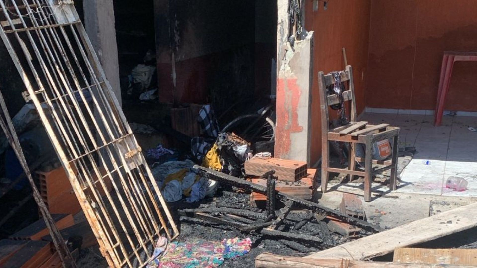 Mulher morre e filho fica ferido em incêndio em São Mateus