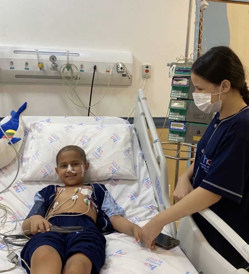 Saulo e a irmã, Anne, que foi sua doadora de medula óssea — Foto: Cidinha Xavier/Arquivo pessoal