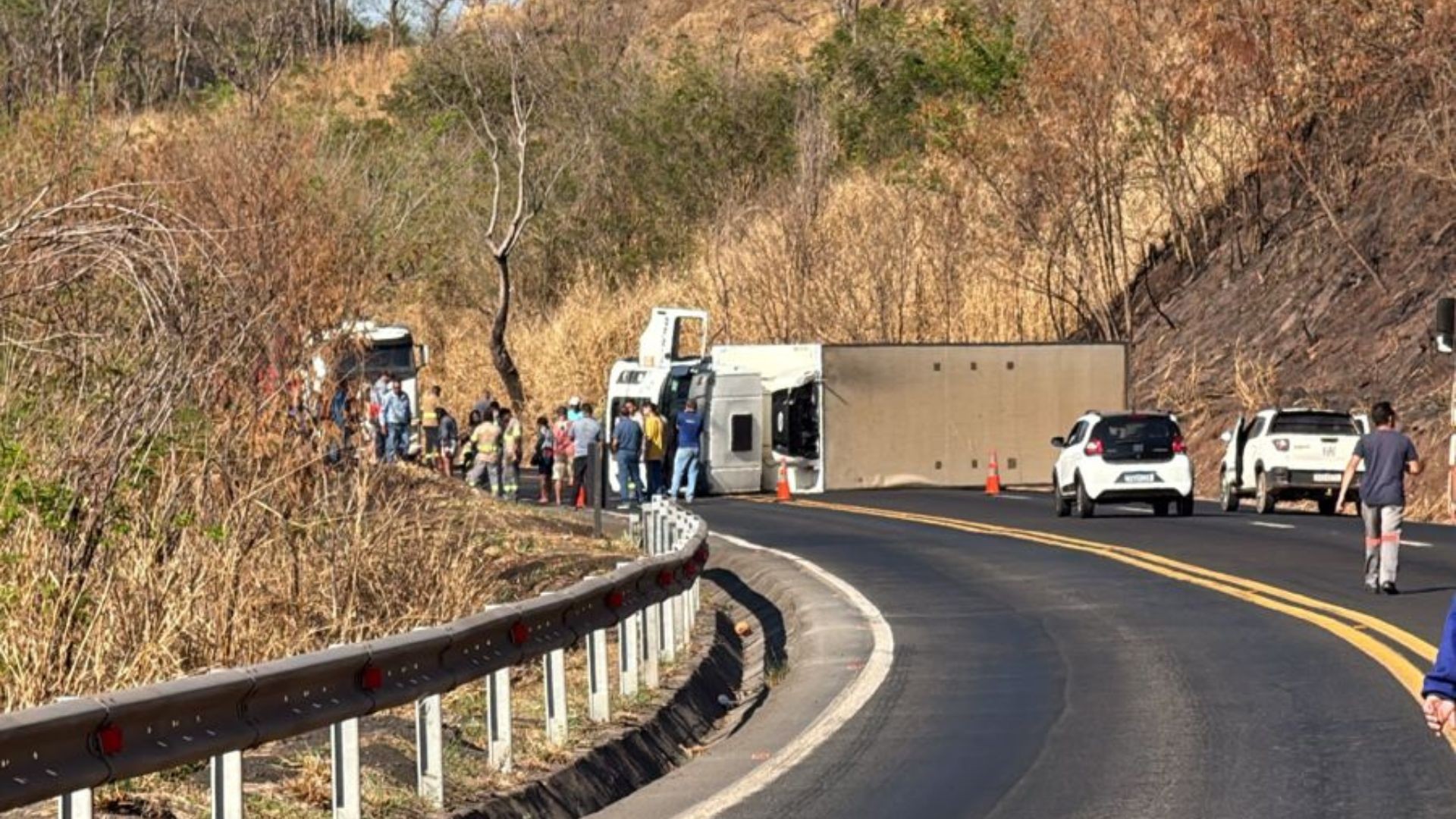 Tombamento de carreta interdita BR-365 entre Uberlândia e Patrocínio