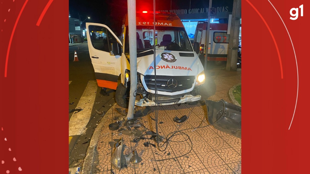 Condutor embriagado fura semáforo e atinge ambulância no centro de Londrina