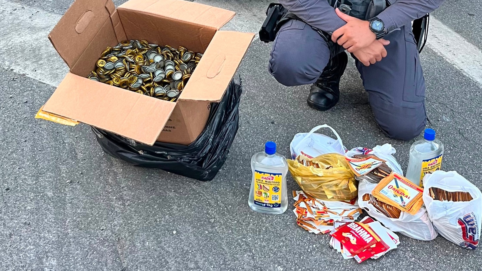 Motorista é preso com material para falsificar 5,7 mil garrafas de cerveja na Tamoios