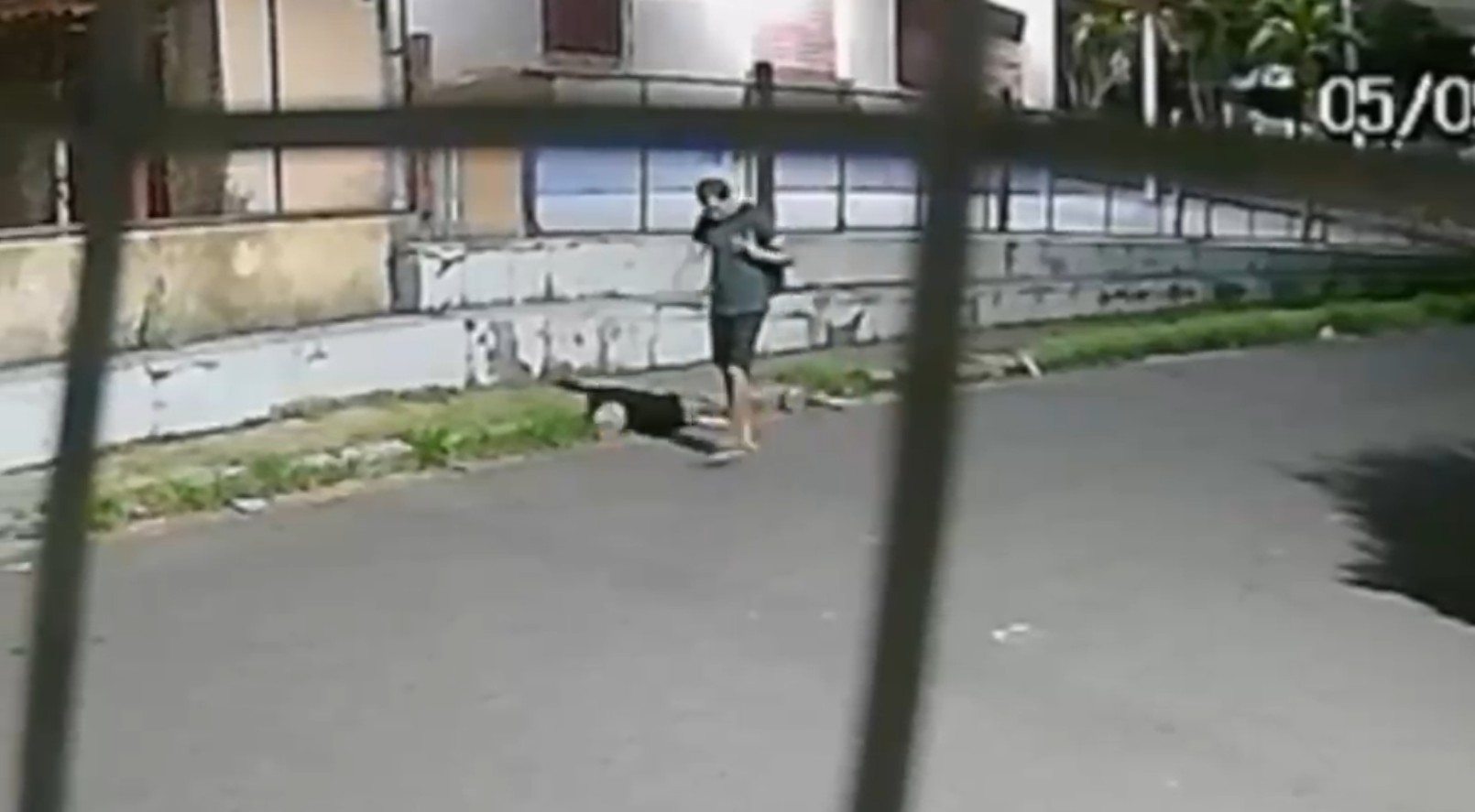 Homem é procurado após furto de equipamentos de som em igreja em Itacoatiara; VÍDEO