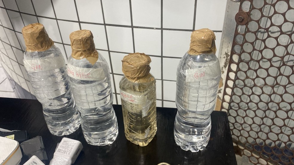 Bebidas que estavam dentro de mochilas foram apreendidas em Mongaguá (SP) — Foto: Divulgação