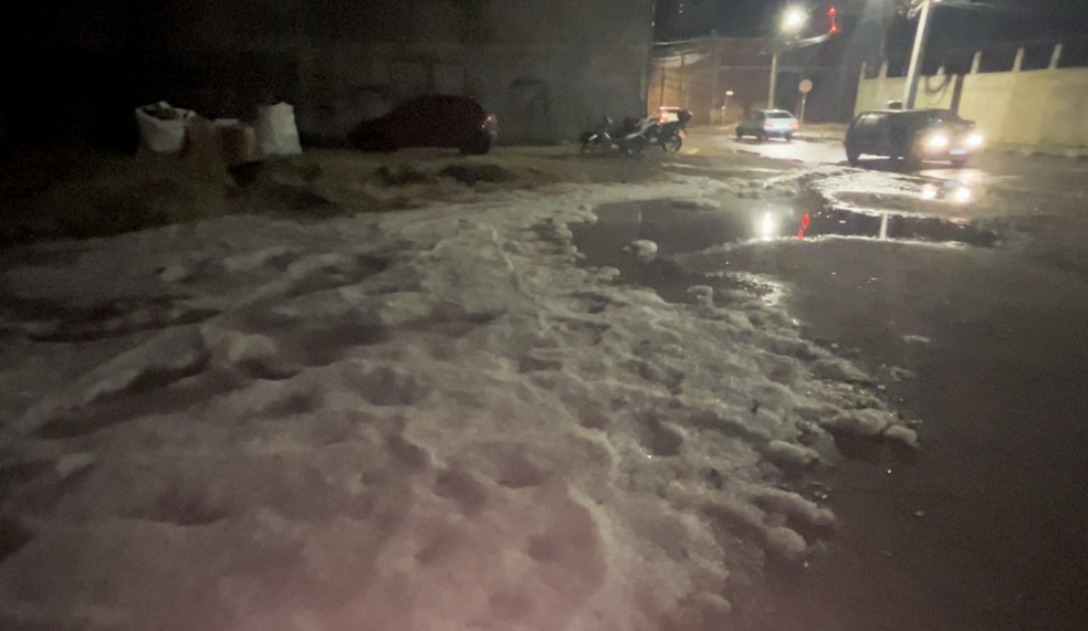 Pedras de gelo encheram as ruas de Cornélio Procópio. — Foto: Wagner Alexandre