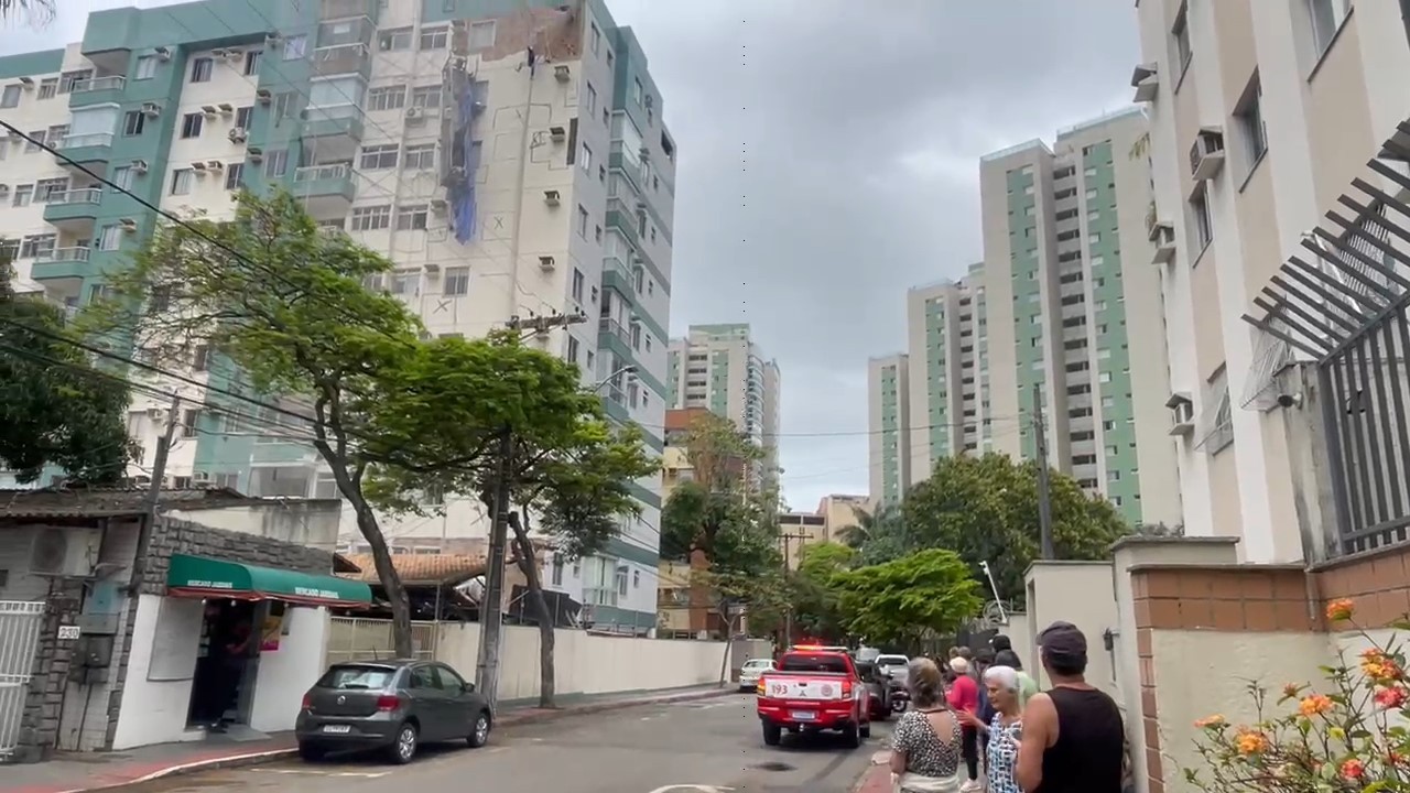 VÍDEO: andaime se desprende de prédio e trabalhadores ficam pendurados em Vitória 