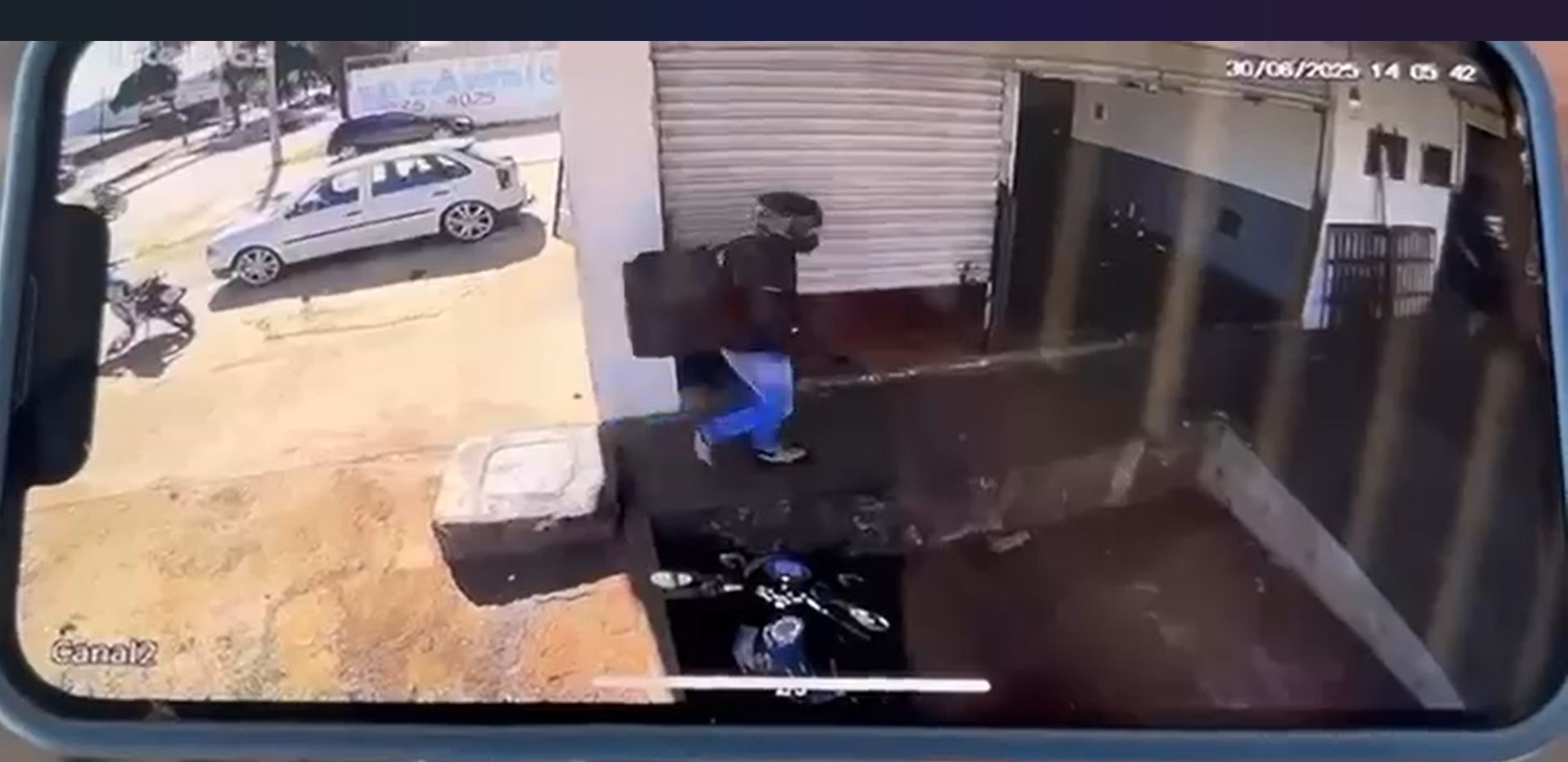 VÍDEO: homem é baleado em Ceilândia; suspeito foge em moto furtada, diz PMDF