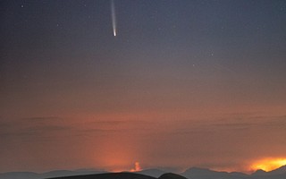 Fotógrafo registra passagem do 'Cometa do Século'