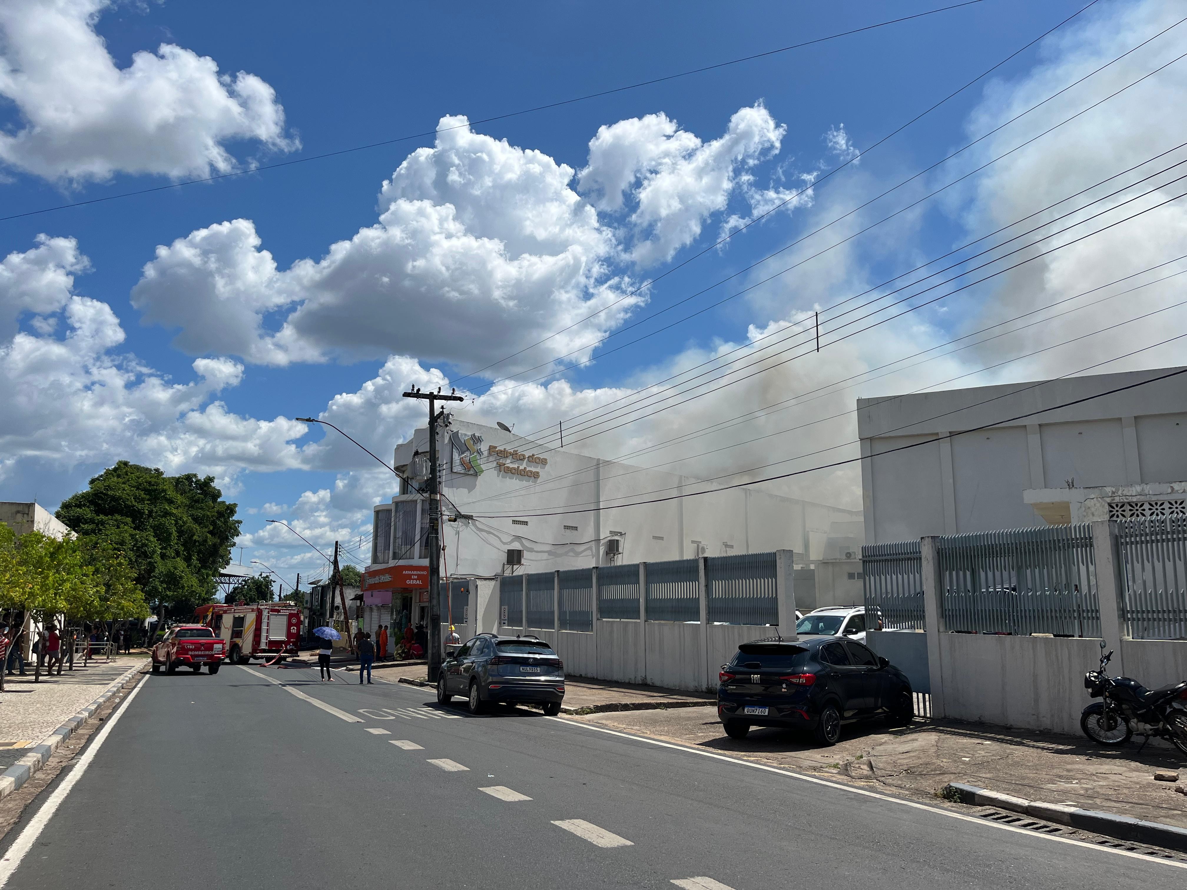 Incêndio de grande proporção atinge loja de tecidos no centro de Boa Vista