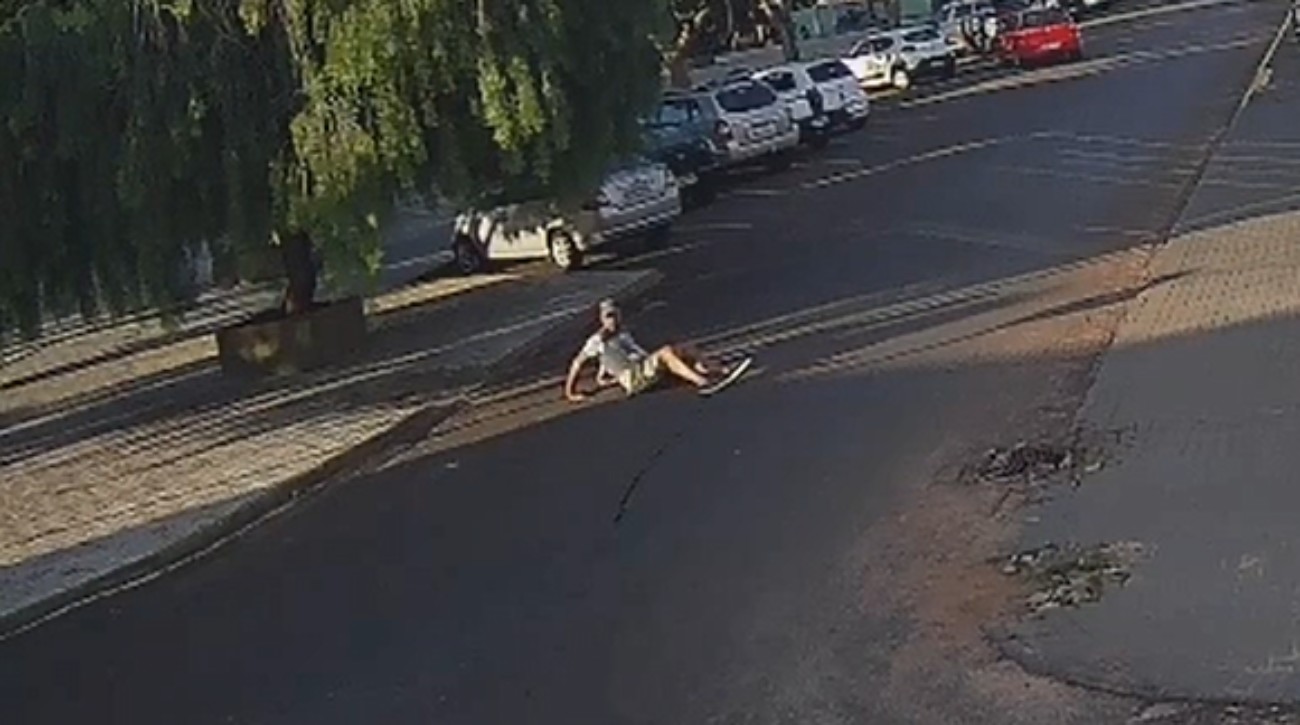 Homem se arrasta por faixa de pedestre e morre após ser atropelado, no Paraná; polícia investiga o caso