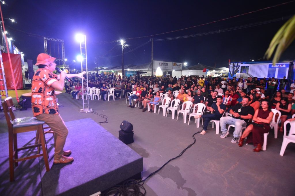 Mução no palco com o estande completamente lotado — Foto: Divulgação/Sistema Fecomércio AC