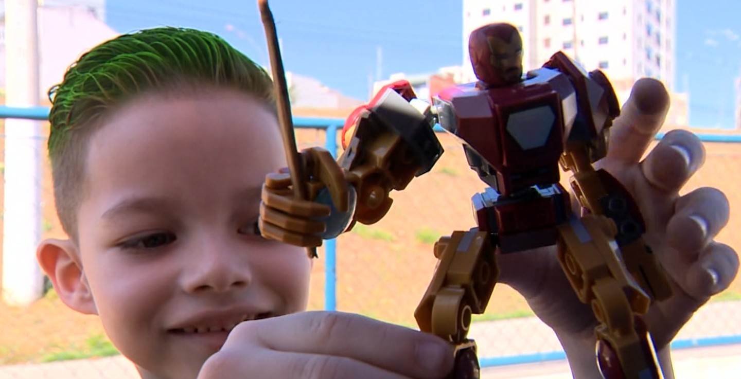 'Sou um super-herói': com doença rara, menino de 6 anos usa bom humor para lidar com cirurgias e tratamento para alongar perna