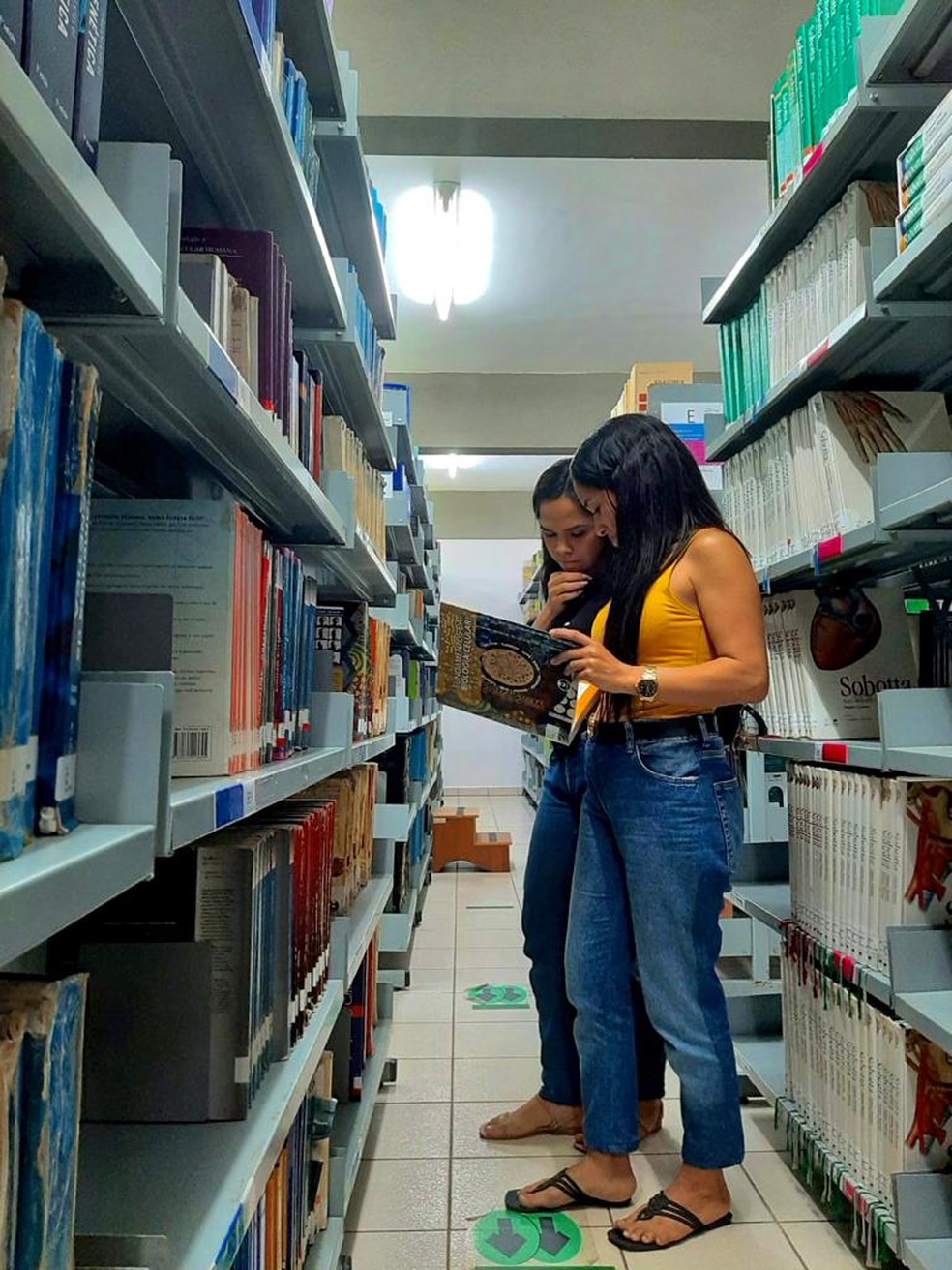 Kate e Sara dentro da biblioteca da Ufam — Foto: Ananda Maria/ Ufam 