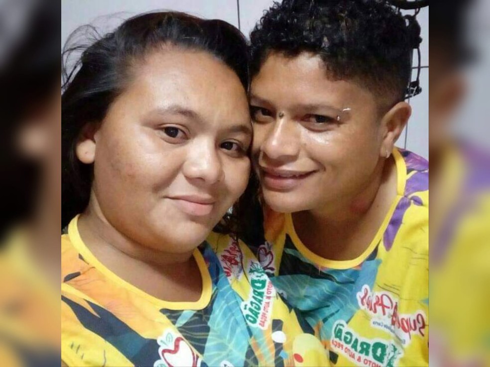 Jakeline Galdino da Silva e Gilmara de Almeida Lopes foram mortas a tiros quando caminhavam de mãos dadas na cidade de Campos Sales, no Ceará. — Foto: Arquivo pessoal