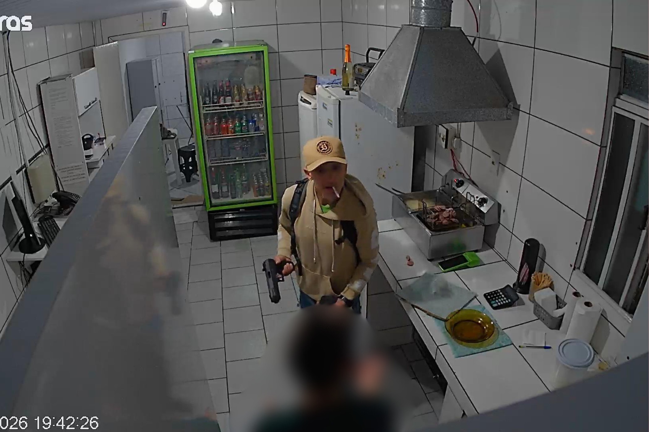 VÍDEO: funcionária de drive-in leva socos e coronhadas durante assalto e joga batata frita contra agressor em Curitiba