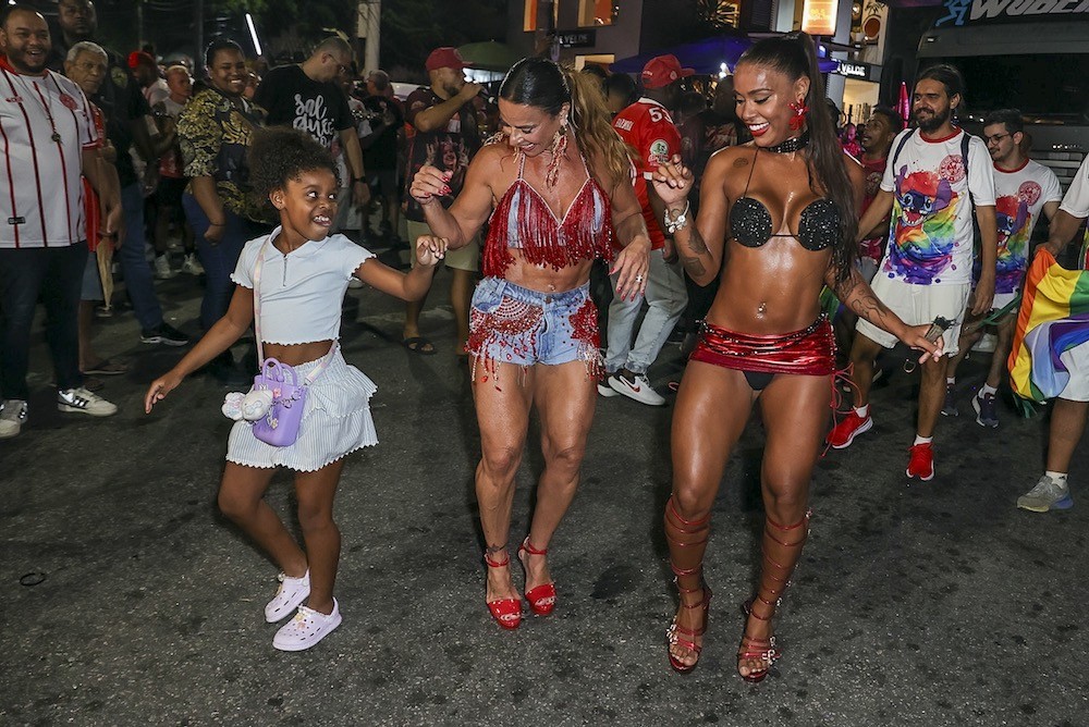 Viviane Araújo, Cíntia Dicker, MC Rebecca: Salgueiro reúne rainha e time de musas em ensaio de rua