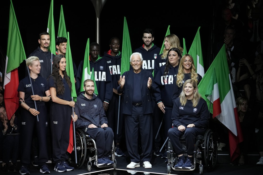 Giorgio Armani recebe aplausos da seleção paraolímpica italiana no final da coleção masculina Primavera Verão 2024 da Emporio Armani apresentada em Milão, Itália, no sábado, 17 de junho de 2023 — Foto: Luca Bruno/Arquivo/AP