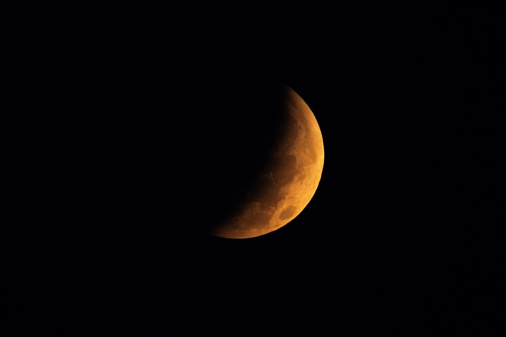 Lua cheia surge durante um eclipse lunar parcial em Atenas, Gr�cia, em 28 de agosto de 2026. � Foto: REUTERS/Louiza Vradi