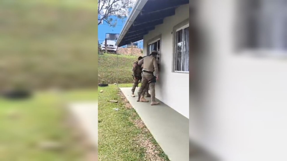 PM em atendimento a suspeita de matar própria irmã de 4 anos em Mafra, SC — Foto: Reprodução/Polícia Militar