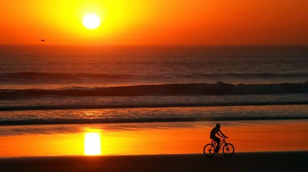 Quem defende o horário de verão diz que ele permite aproveitar mais os espaços públicos — Foto: Getty Images via BBC