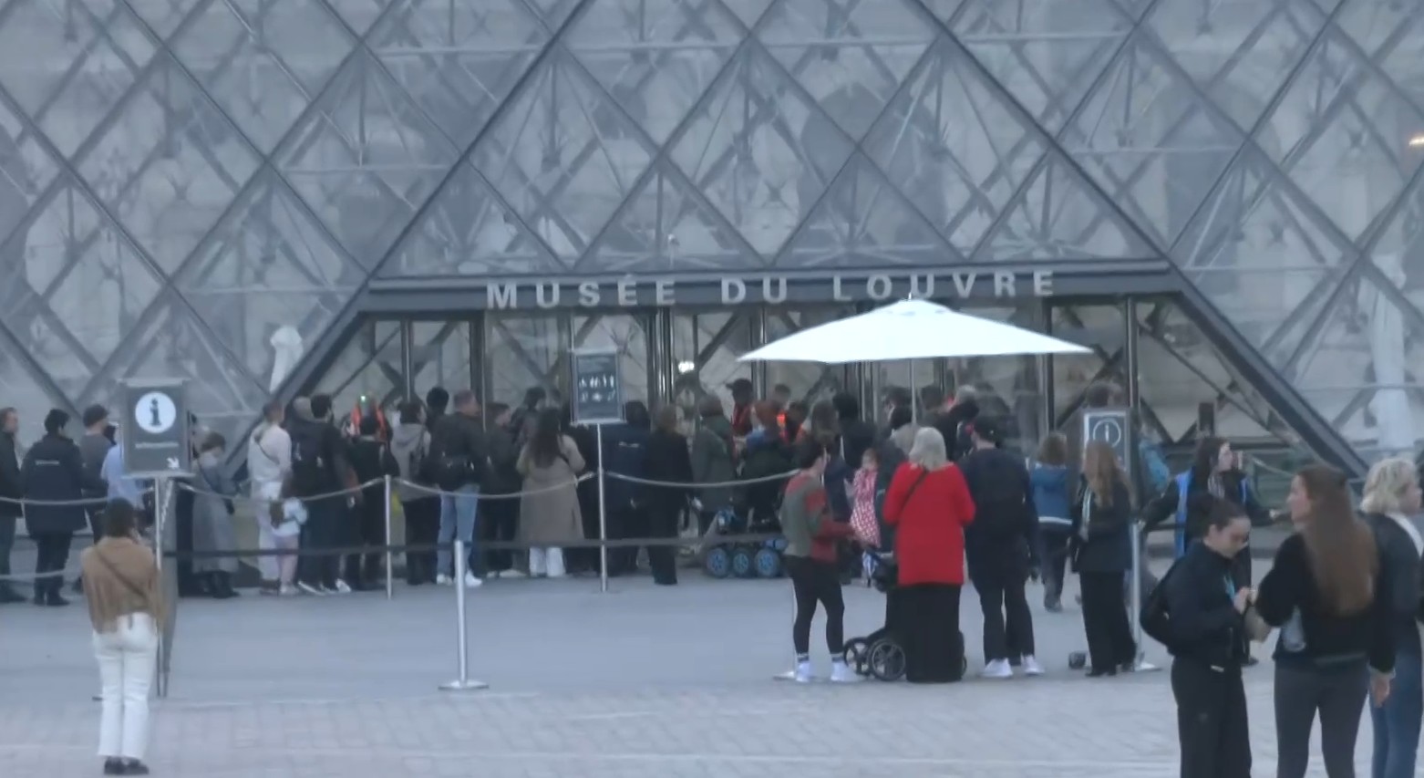 Museu do Louvre reabre para visitantes pela primeira vez após roubo de joias