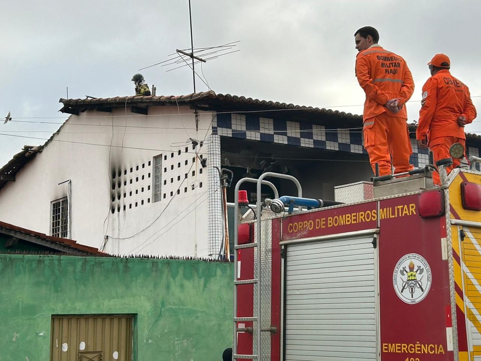 Vídeo: incêndio toma conta de cômodos de casa na Zona Norte de Teresina — Foto: Eric Souza/g1