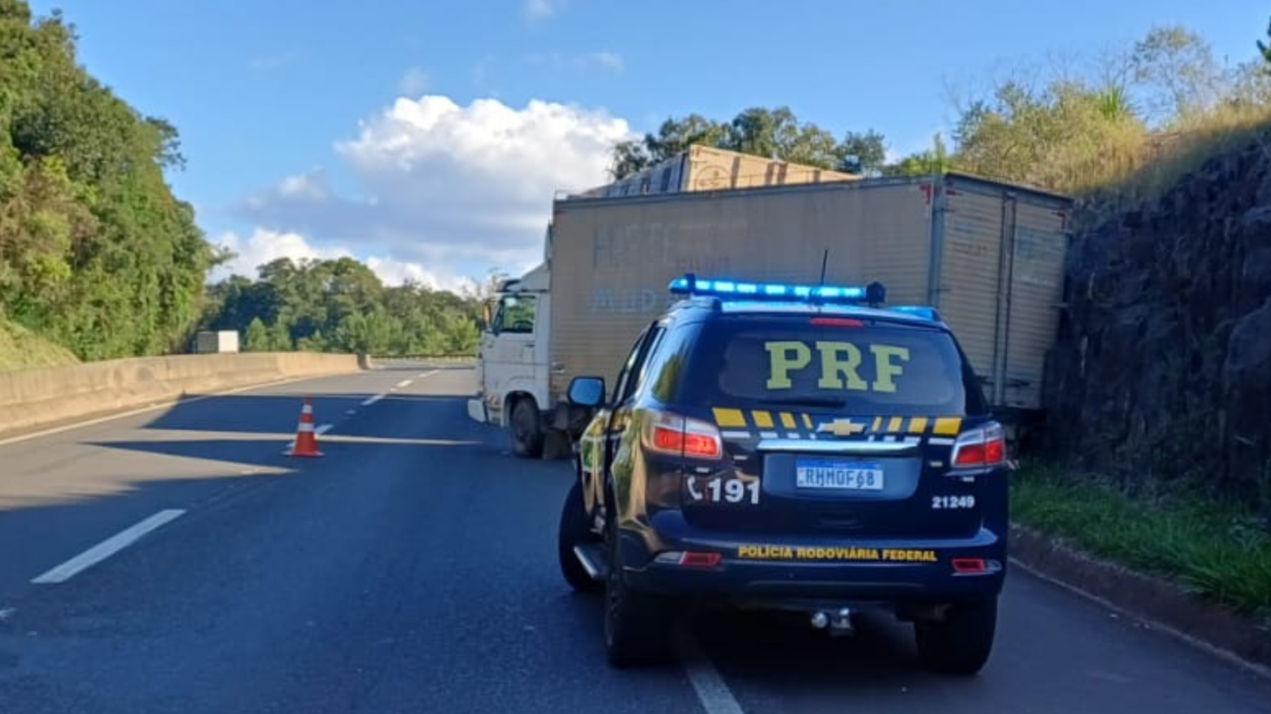 Caminhoneiro é atropelado pelo próprio caminhão, que depois invadiu pista e bateu em outro veículo na BR-376, no Paraná