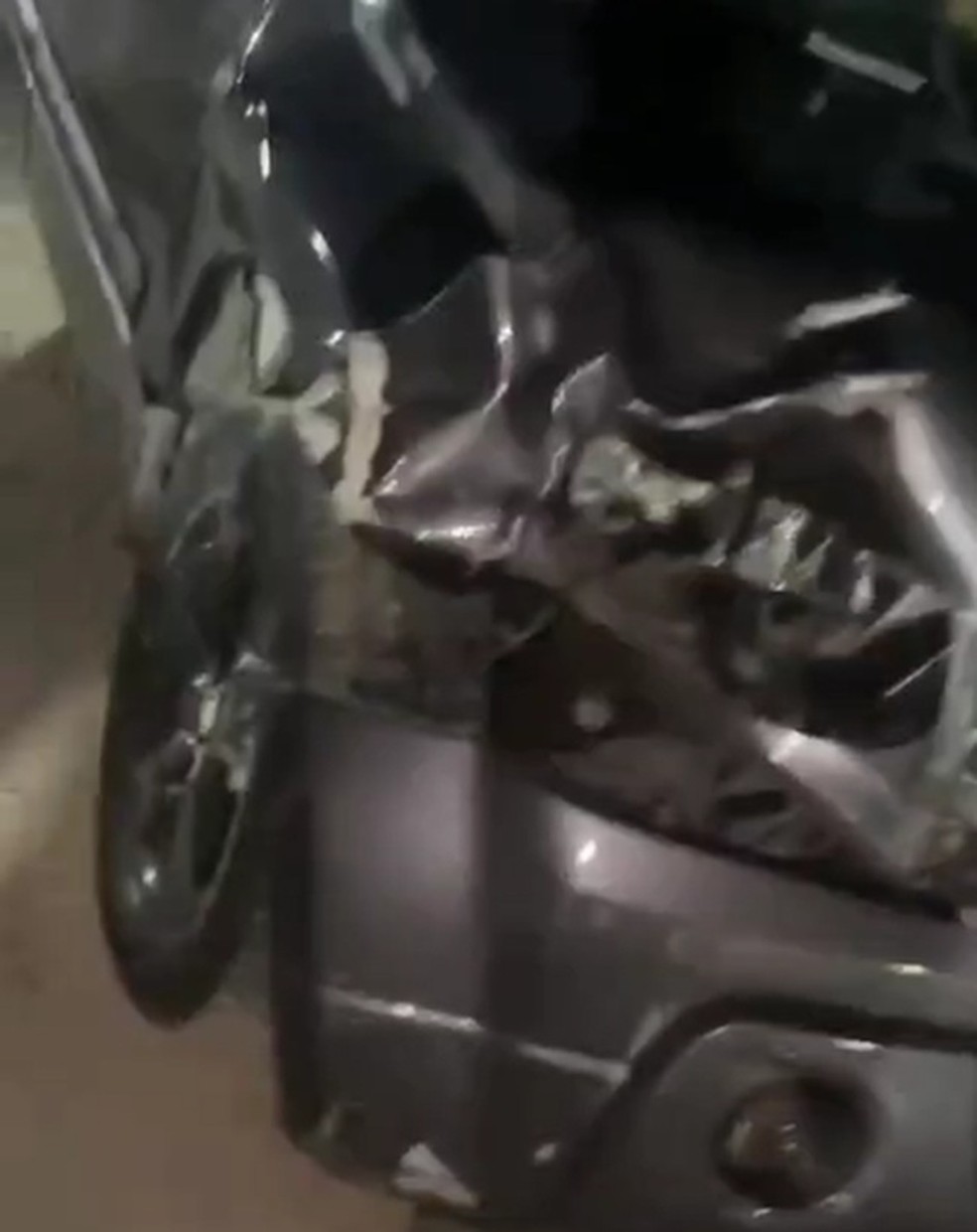 Marca do atropelamento no carro conduzido por mulher que estava embriagada em Pitangui — Foto: Reprodução