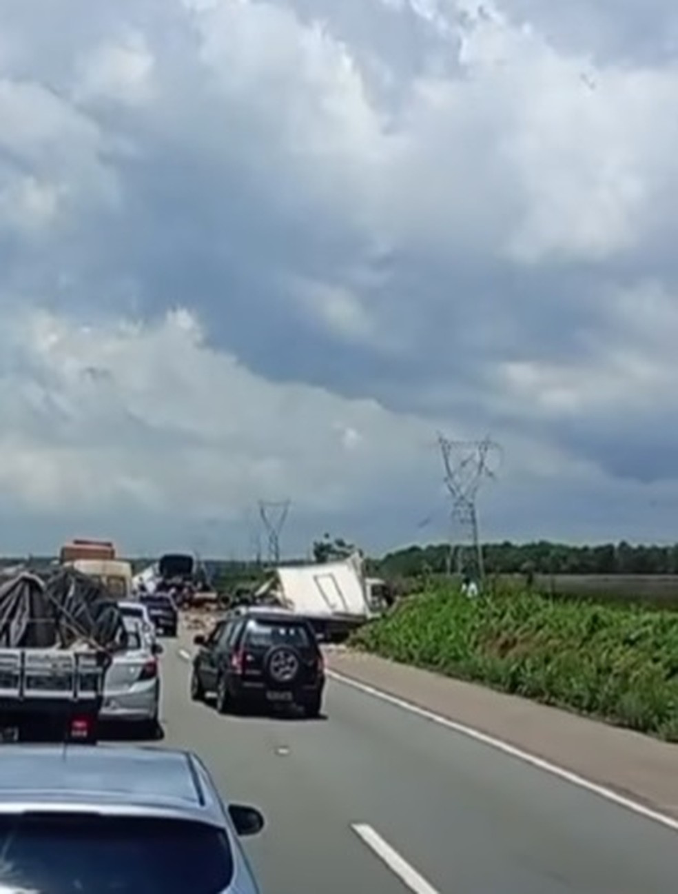 Grave colisão entre caminhões deixa ao menos duas pessoas feridas na BR-135 em São Luís — Foto: Reprodução/Redes Sociais