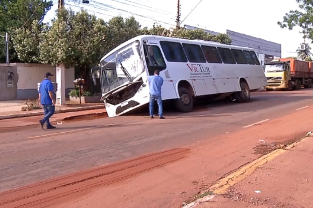VÍDEO: ônibus cai em valeta de rua após adutora de água estourar no interior de MT