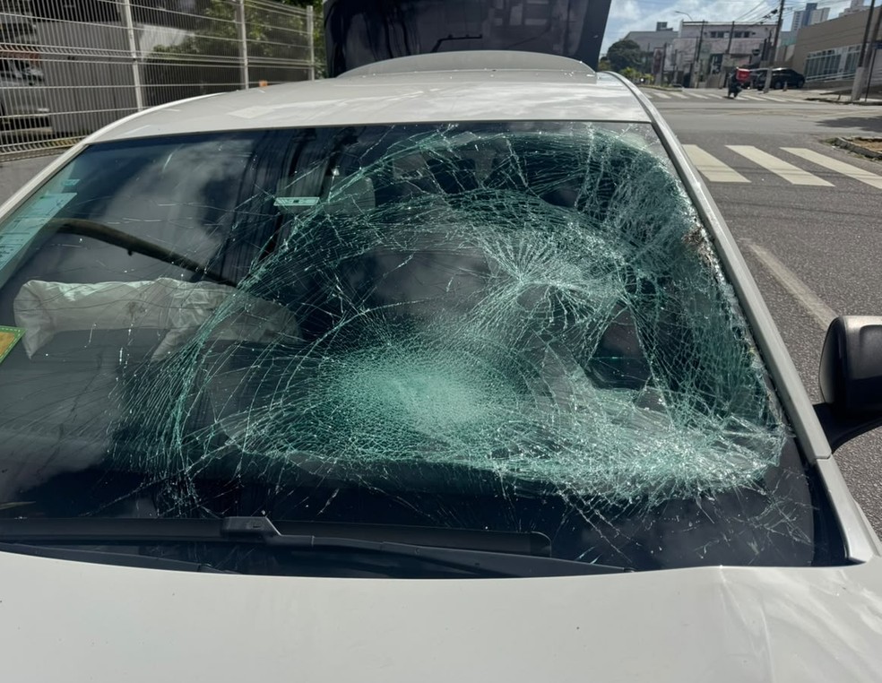 Carro envolvido no acidente — Foto: Sérgio Henrique Santos/Inter TV Cabugi