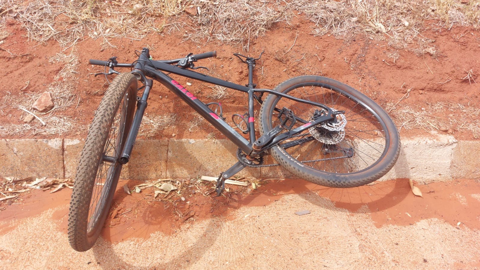 Homem fica gravemente ferido ao ser atropelado por carro enquanto atravessava rodovia durante evento de ciclismo no interior de SP