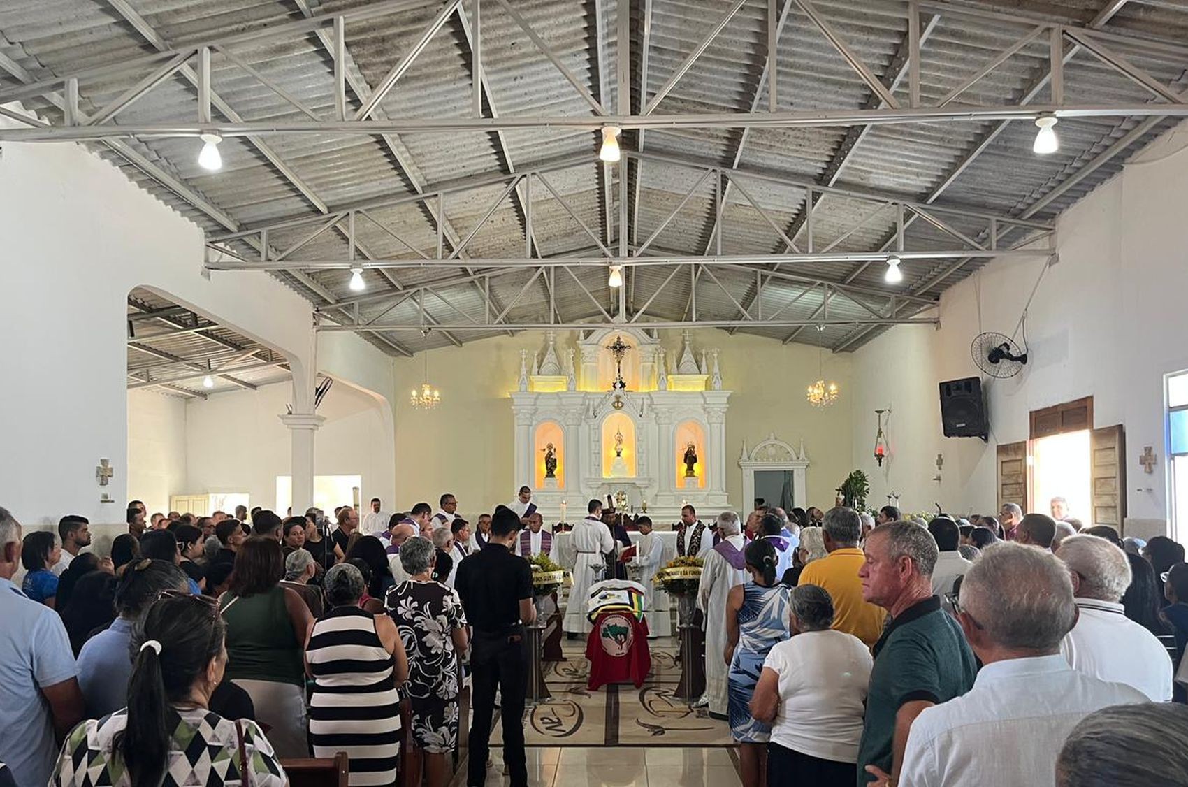 Amigos, familiares e comunidade católica se despedem de Frei Enoque em Poço Redondo