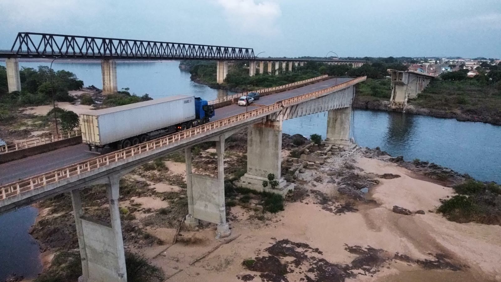 Governo pede que população evite contato com água do rio após queda de caminhão com ácido sulfúrico em ponte entre TO e MA