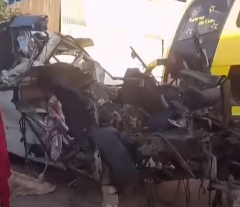 Parte frontal do ônibus após a colisão na Bahia — Foto: Redes sociais