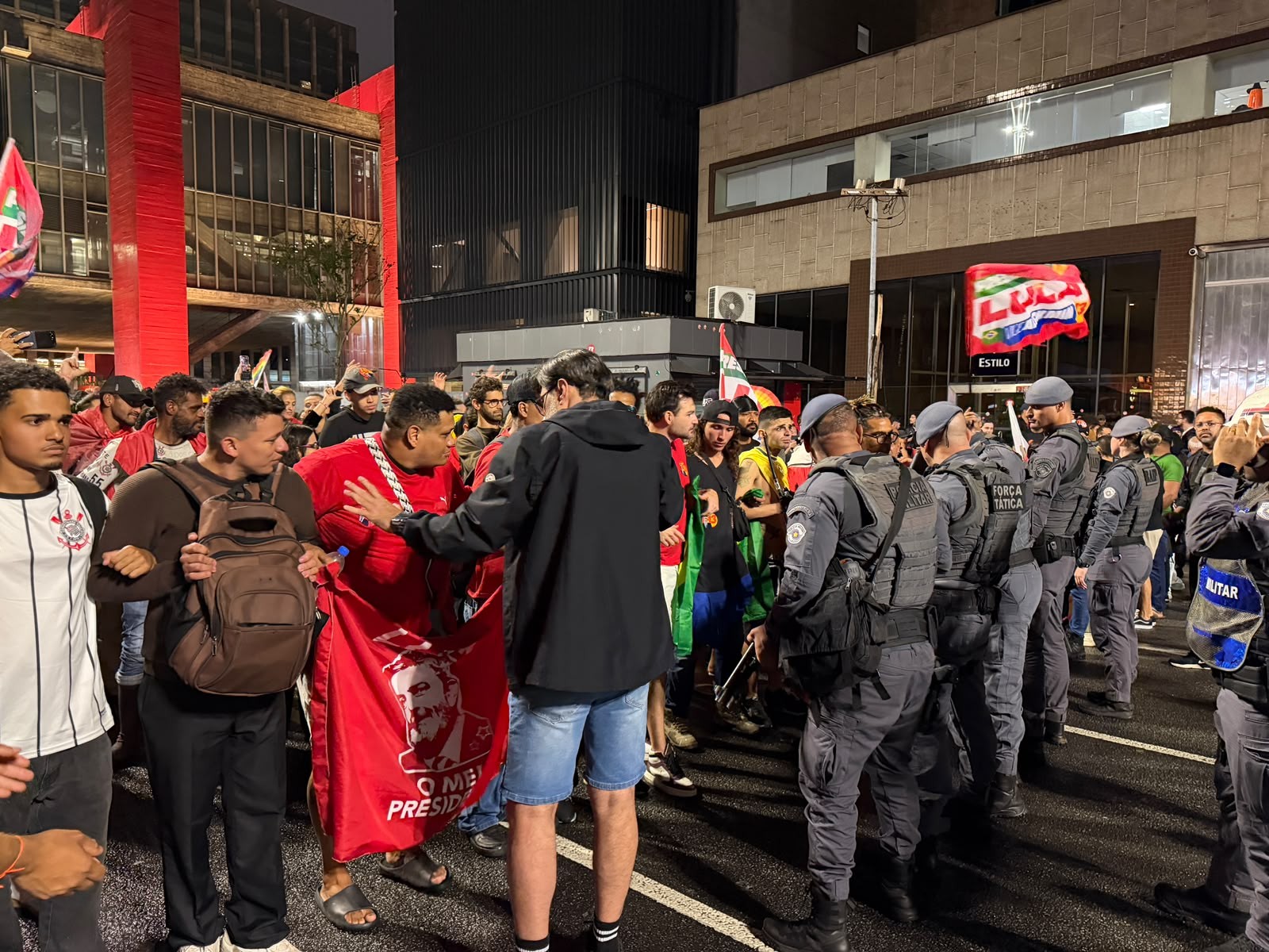 Manifestantes ocupam faixas da Avenida Paulista e PM é acionada