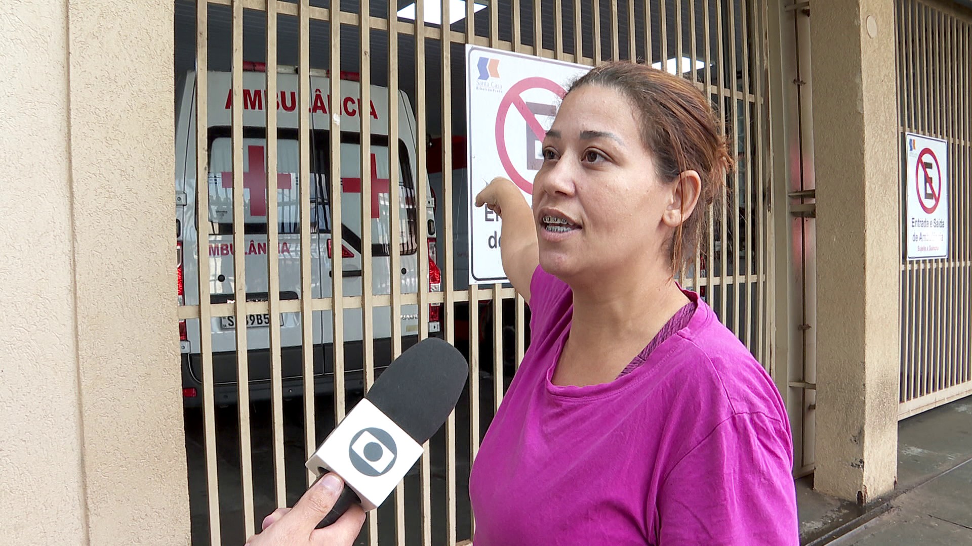 Mulher com suspeita de AVC espera há mais de 17 horas dentro de ambulância por leito na Santa Casa de Ribeirão Preto, SP