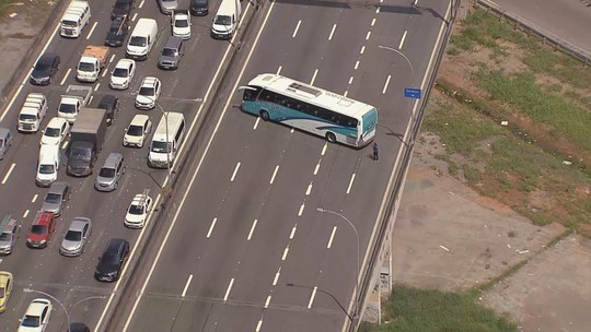 Bandidos tomam ônibus escolares e fazem barricadas na Linha Vermelha, no RJ
