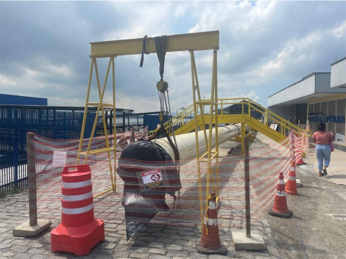 Sabesp monta tubulação subaquática no Porto de Santos para levar água a Guarujá