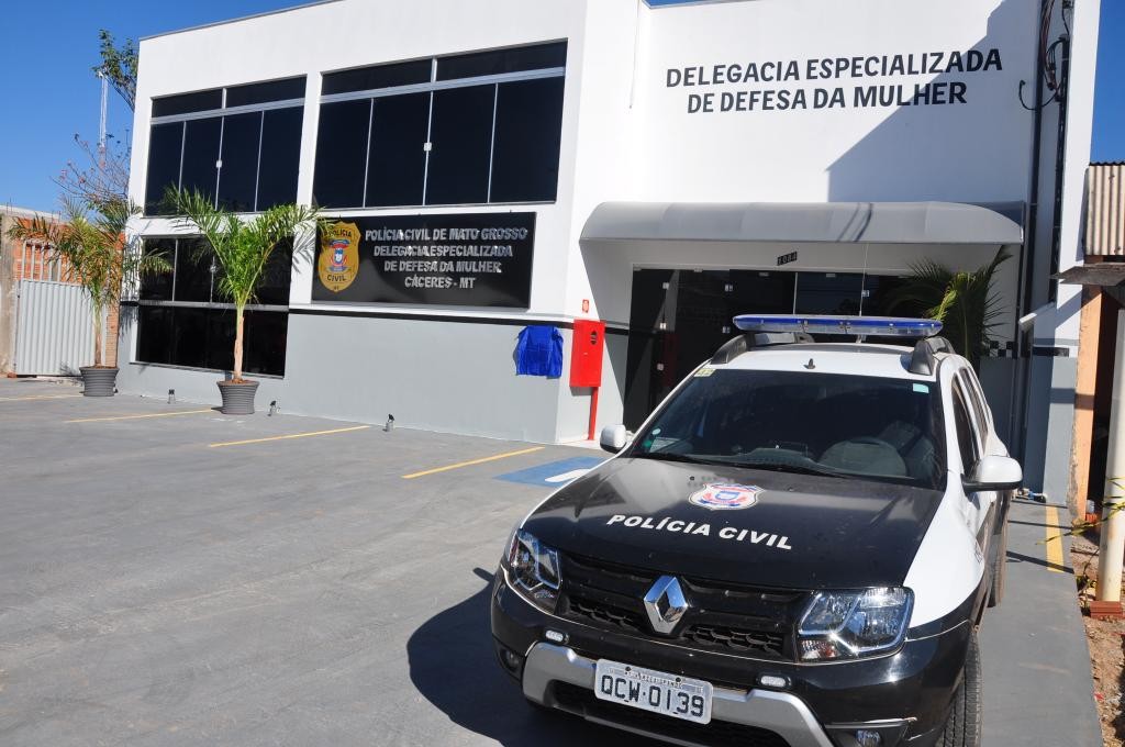 Professor investigado por estupro é preso após beijar alunas em biblioteca de escola em MT