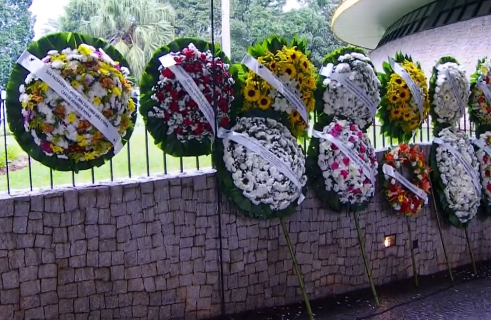 Coroa de flores no Ibirapuera — Foto: Reproduo/TV Globo