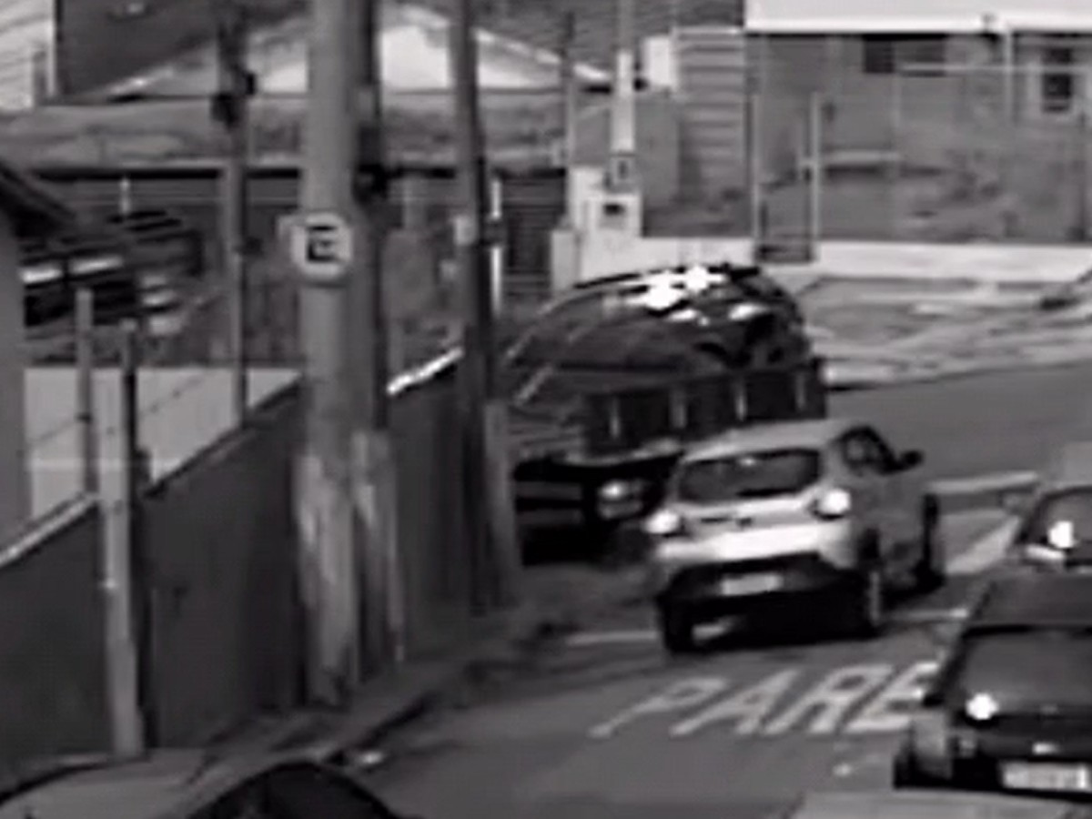Caminhão enrosca em fiação e bloqueia Rua Proença em Campinas