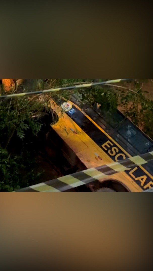 Micro-ônibus escolar cai de marcha a ré em leito de rio, em Cipotânea