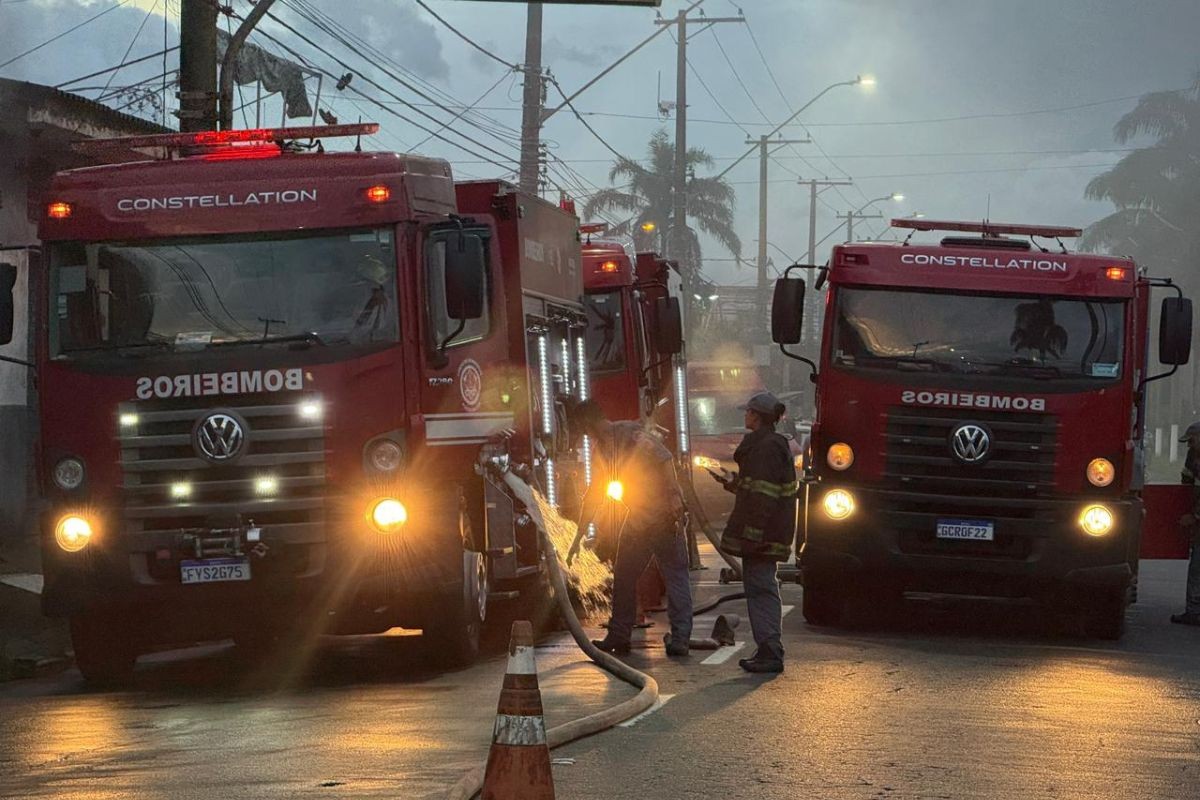 Galpão pega fogo e mobiliza nove viaturas dos bombeiros em Praia Grande