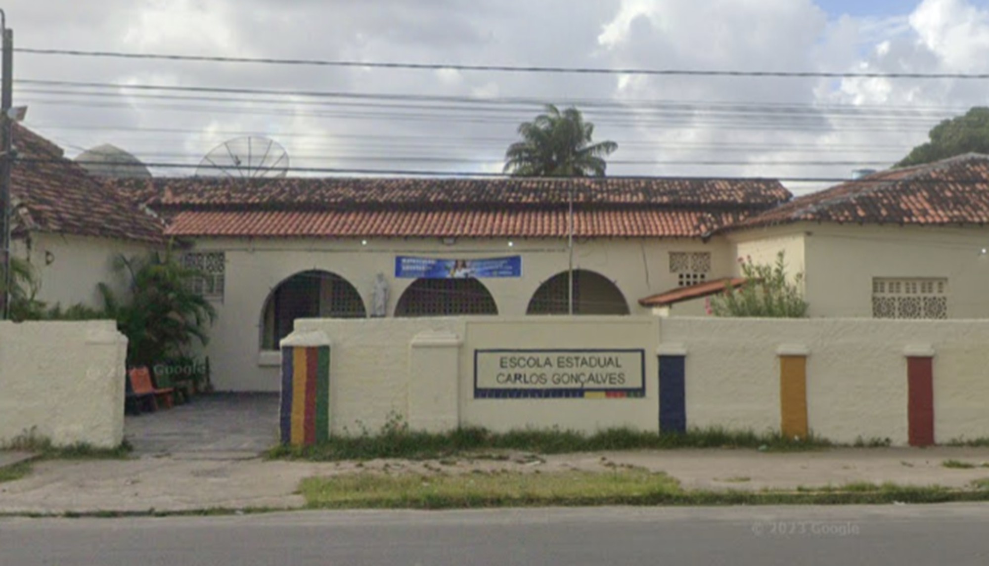 Adolescente é estuprado em escola estadual e homem é preso após professor flagrar crime