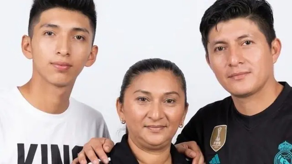 Os irmãos Marcos Neftaly e David Ernesto Coreto Martínez estão detidos desde maio de 2022. Sua irmã, Leyla Arely, só sabe que eles estão na penitenciária agrícola de Santa Ana, a cerca de 70 km de San Salvador. — Foto: Leyla Arely Martínez via BBC