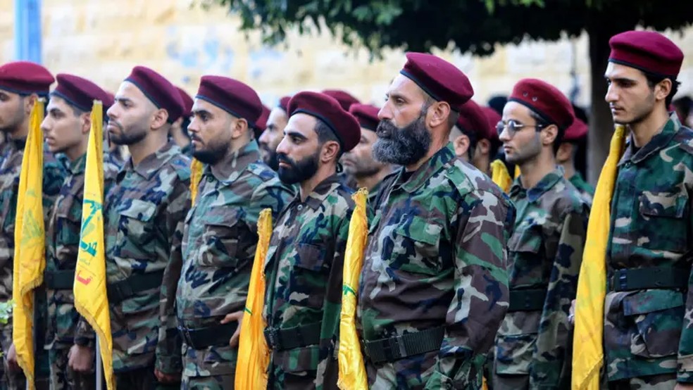 Combatentes do Hezbollah durante velório de lideranças do movimento em Beirute — Foto: Getty Images via BBC