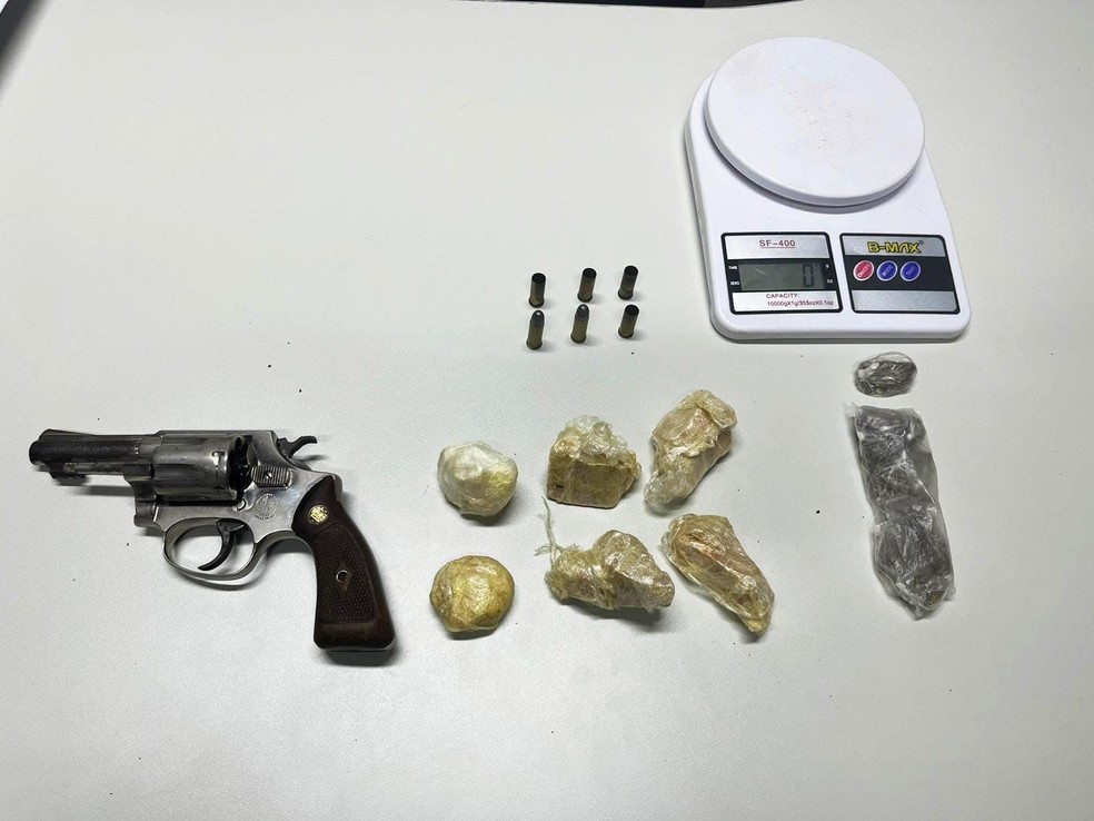 Arma, balança e drogas foram encontradas com suspeito — Foto: SSP-BA