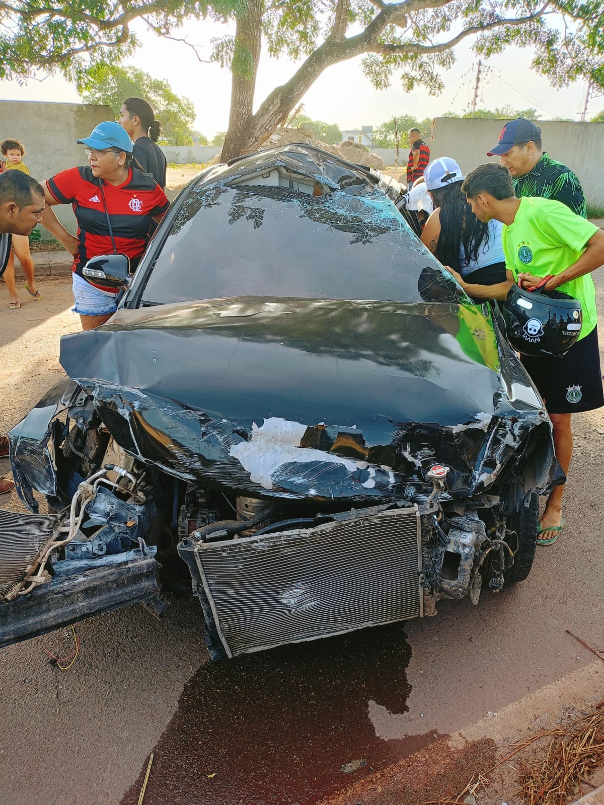 VÍDEO: motorista perde controle e bate carro em muro de residência da Zona Oeste de Macapá  