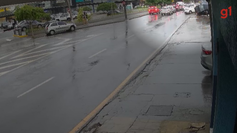 Carro de luxo desgovernando arrasta e bate em cinco veículos em avenida de Londrina — Foto: Reprodução